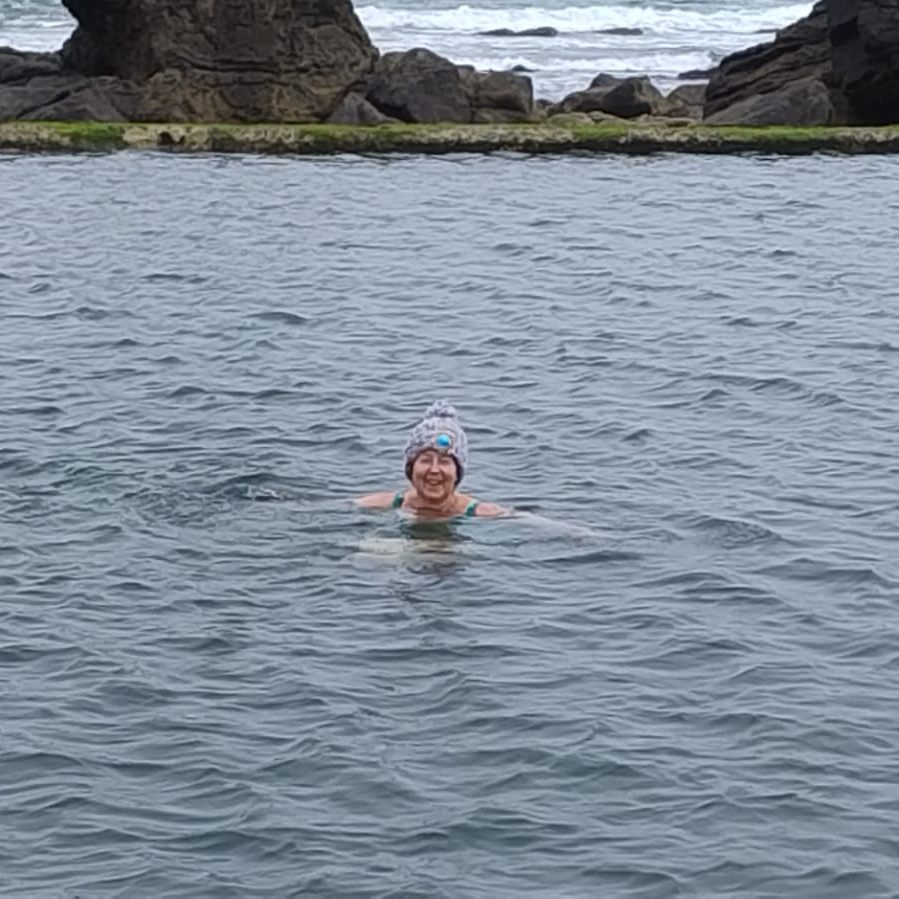 You can't go to the East Neuk of Fife without joining the wild swimmers! Here's Cellardyke Tidal Pool with its dramatic rocks. Thanks to Sandra for lending me the cosy hat and gloves which made the experience of getting in the water almost bearable!
#fife #tidalpool #Authorlife