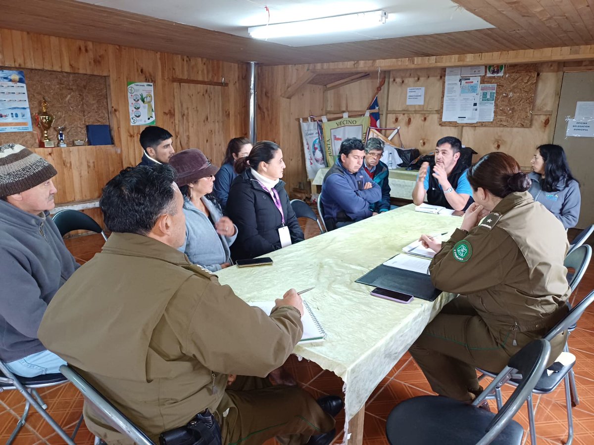 Carabineros de la 4ta. Comisaría de #Calbuco y de la Oficina Comunitaria participan en reunión con dirigentes sociales de la Isla Puluqui, tratando temas inherentes a seguridad pública. #CarabinerosDeTodos