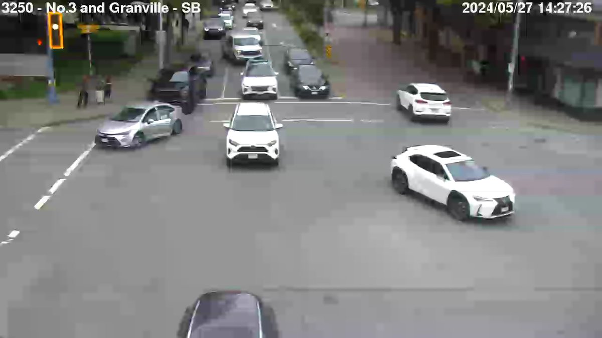 2:29 #RichmondBC Crash just got called in, No.3 Road southbound at Granville Avenue. Right lane blocked, also partially blocking a westbound right lane on Granville. 📷courtesy @Richmond_BC