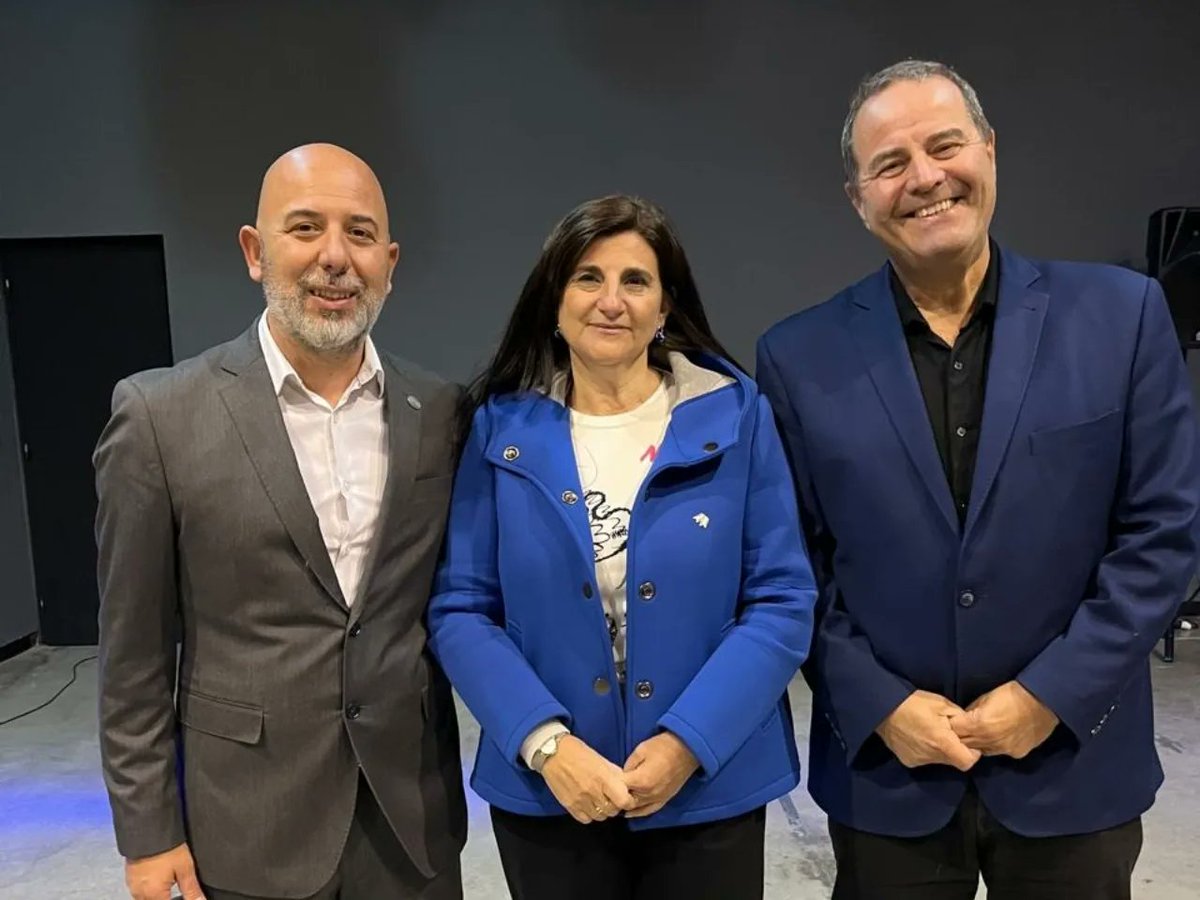 FAEVYT's tweet photo. ➡️ AMAVYT celebró una nueva edición su #Networking&After con la participación de autoridades provinciales y municipales de Mendoza, la presencia de Fabián Lattanzio, directivo de FAEVYT y más de 350 profesionales
#FAEVYTFederal https://t.co/umeoYmH6b4
