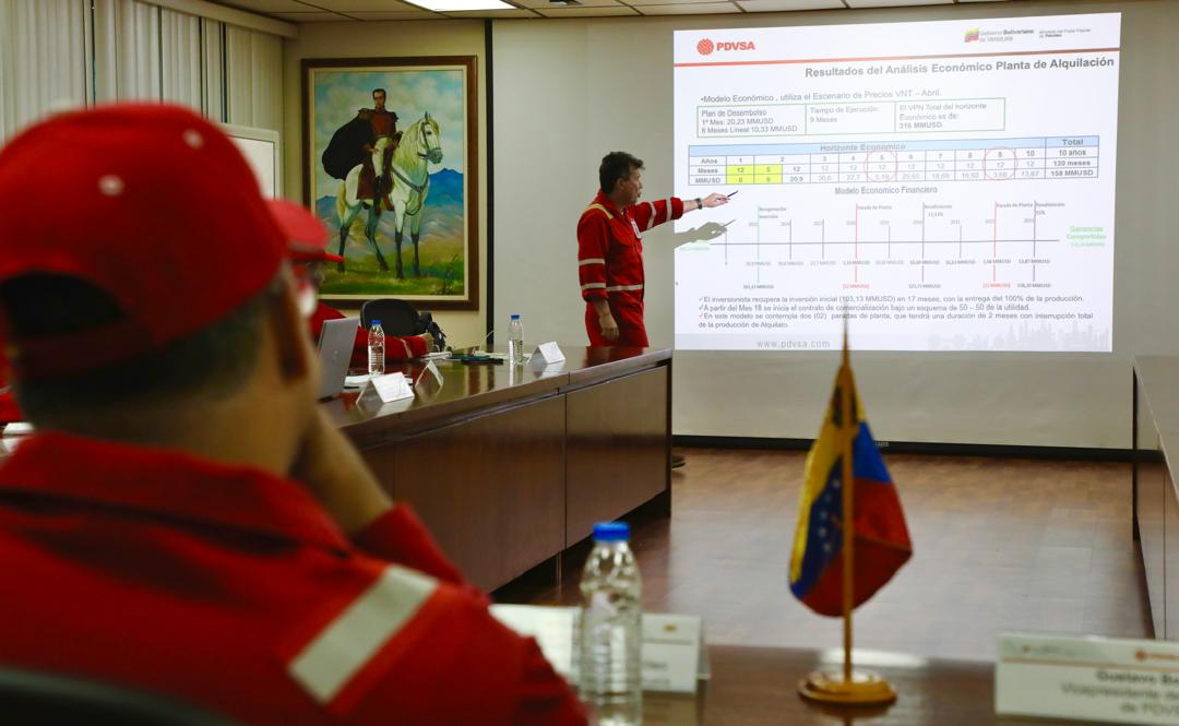 marco_padovani's tweet photo. #Hoy Desde el Centro de Refinación Paraguaná, el Ministro @TellecheaRuiz encabezó reunión de evaluación continua de los procesos productivos, donde participó la Junta Directiva de PDVSA y el equipo gerencial

#2024AñoDeLasMilBendicionesYMilVictorias
#TrabajoEnEquipoVictoriaSegura https://t.co/em1nIdMPnk