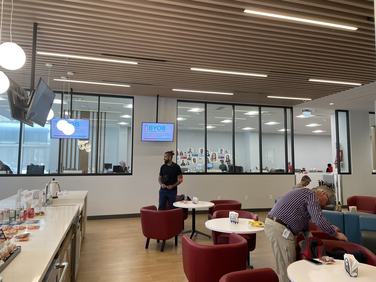 downtowncalgary's tweet image. The Eau Claire blood donation centre relocated to 207 9th Avenue SW, staying in the heart of Downtown ❤️. They just opened their doors today, and some CDA staff went down to donate! Give them a peep at their new spot. #downtowncalgary #exploredowntownyyc