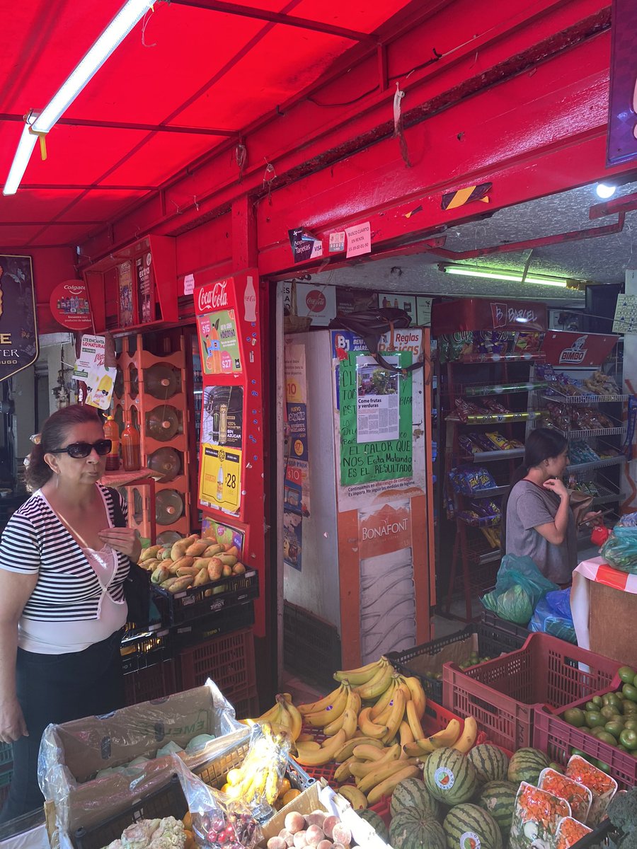 AMARTSAL's tweet image. @BJAlcaldia Por favor su apoyo para regular el comercio en Moras, es un peligro para los peatones el tener tomada la banqueta con sombrillas!