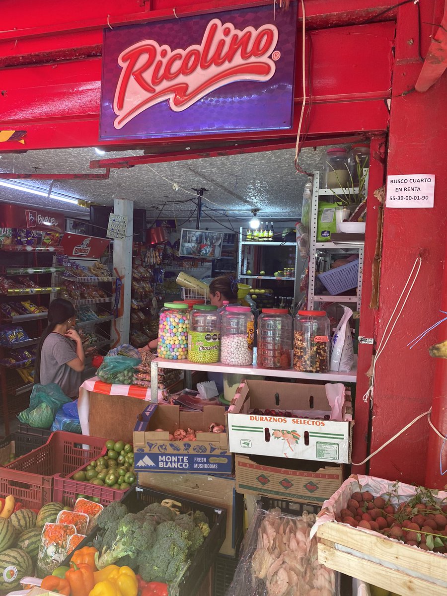 AMARTSAL's tweet image. @BJAlcaldia Por favor su apoyo para regular el comercio en Moras, es un peligro para los peatones el tener tomada la banqueta con sombrillas!