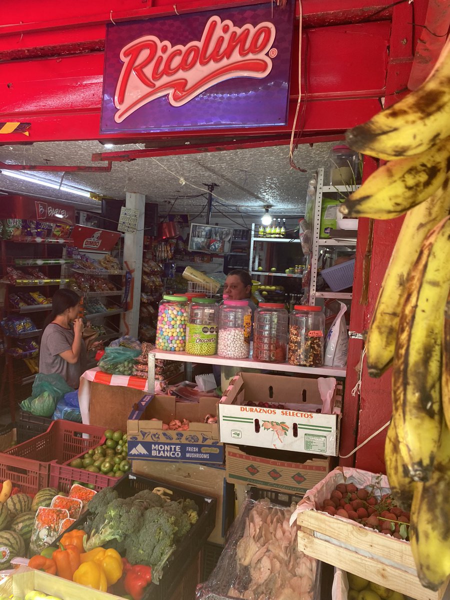 AMARTSAL's tweet image. @BJAlcaldia Por favor su apoyo para regular el comercio en Moras, es un peligro para los peatones el tener tomada la banqueta con sombrillas!