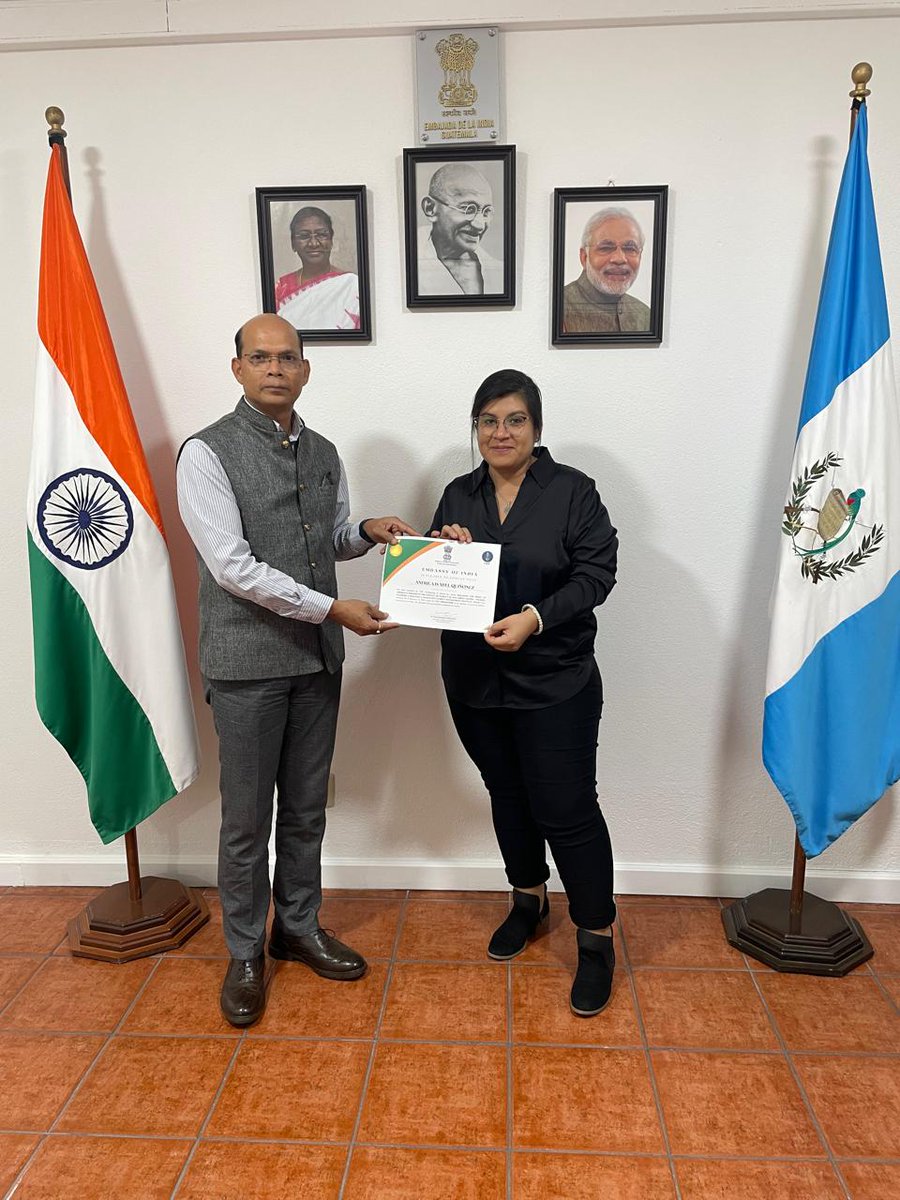 IndiaInGuate's tweet image. Ambassador @ManojIfs interacted with #ITEC students from Guatemala after their successful training in India and handed over ITEC certificates. Students shared rich experiences, learnings, and the impactful benefits of the #ITECprogramme on their professional and personal growth.