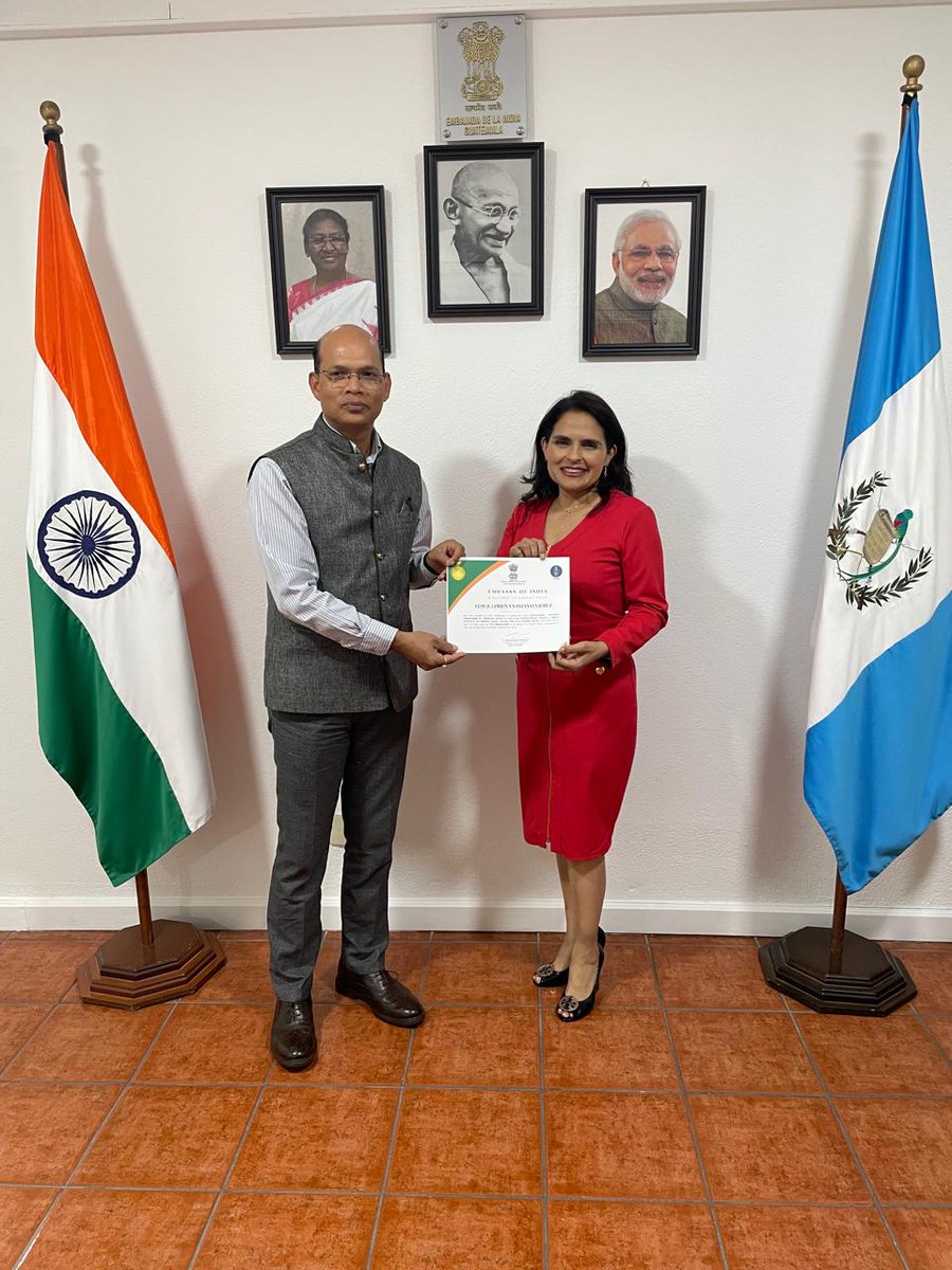 IndiaInGuate's tweet image. Ambassador @ManojIfs interacted with #ITEC students from Guatemala after their successful training in India and handed over ITEC certificates. Students shared rich experiences, learnings, and the impactful benefits of the #ITECprogramme on their professional and personal growth.