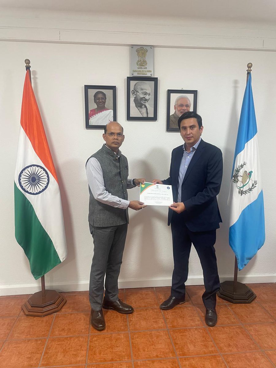 IndiaInGuate's tweet image. Ambassador @ManojIfs interacted with #ITEC students from Guatemala after their successful training in India and handed over ITEC certificates. Students shared rich experiences, learnings, and the impactful benefits of the #ITECprogramme on their professional and personal growth.