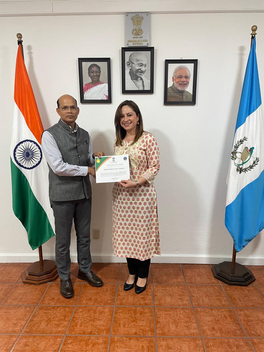 IndiaInGuate's tweet image. Ambassador @ManojIfs interacted with #ITEC students from Guatemala after their successful training in India and handed over ITEC certificates. Students shared rich experiences, learnings, and the impactful benefits of the #ITECprogramme on their professional and personal growth.