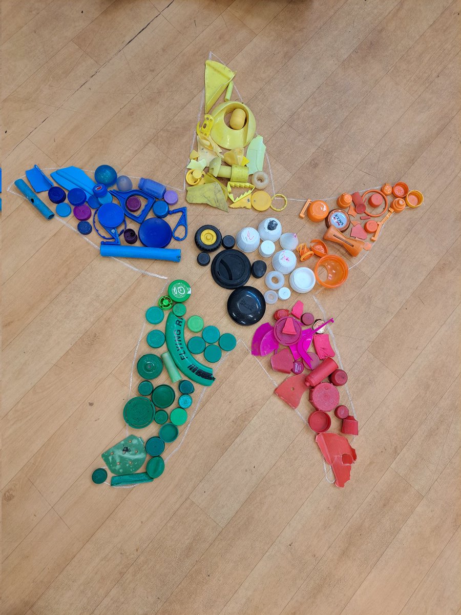 Lovely beach plastic artwork created by artists at Ysgol Pen Coch,in Flint,Sir Y Fflint. Well done everyone and Diolch ,thanks for having me back  to your lovely school. 👍 @YsgolPenCoch @Arts_Wales_  #beach #plastic #pollution #celf #artists