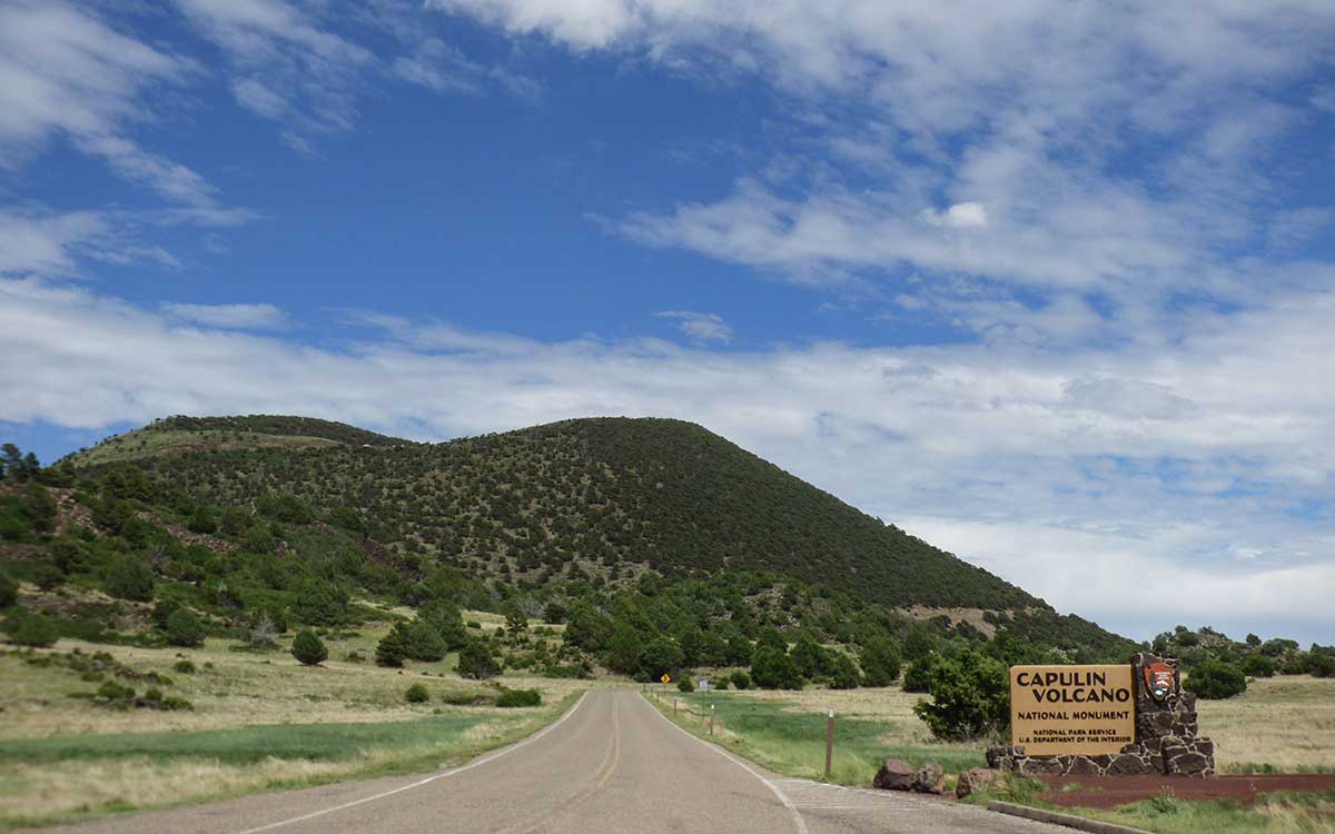 Capulin volcano is one of the youngest volcanoes in the Raton-Clayton volcanic field, active from 62,000 - 56,000 years ago - newmexiconomad.com/capulin-volcan…

#NewMexico #Raton #daytrip #geology #nature #roadtrip #whataview #scenic #volcanic #travel #offthebeatenpath #hiking #landscape