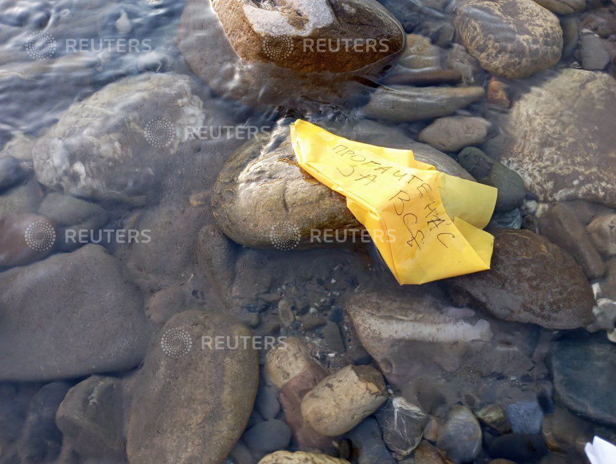 Ukrainians make paper boats & send them floating over the Tisa river, where UkroNazi border guards shoot Ukrainian men trying to swim to Romania. The yellow boat reads “Forgive us for everything!” (In Russian, of course) #UkrainianIronCurtain 👈click #Ukraine #UkrainePrisonState