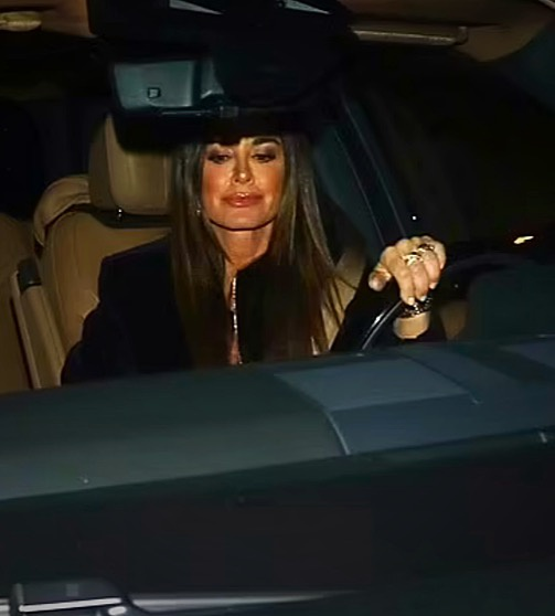 𝗔𝗡𝗢𝗡𝗬𝗠𝗢𝗨𝗦: #RHypocriteOBH #kylerichards #rhobh Because every guy/gal is dying to flirt with her at a red light. She looks like she’s ready to star as Blanche in a remake of Whatever Happened to Baby Jane.