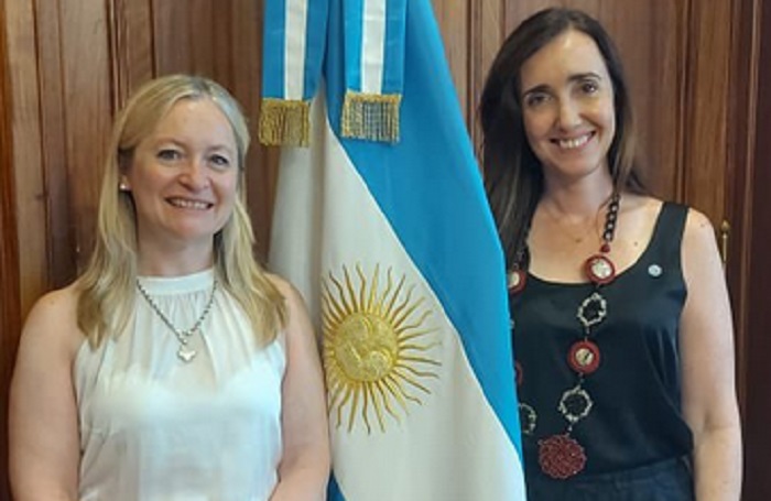 biencuyano's tweet photo. #Retorcida Hebe se pega a Pato Bullrich... la que rompe con el PRO y Macri detesta. Hebe se pega a Vicky Villarruel... "enemiga subterránea" que Milei detesta. Aislada, hoy agarra los caminos politicos equivocados para intentar a presidir el PRO menduco. Hebe ¿Quién te asesora? https://t.co/5uELrs6X44