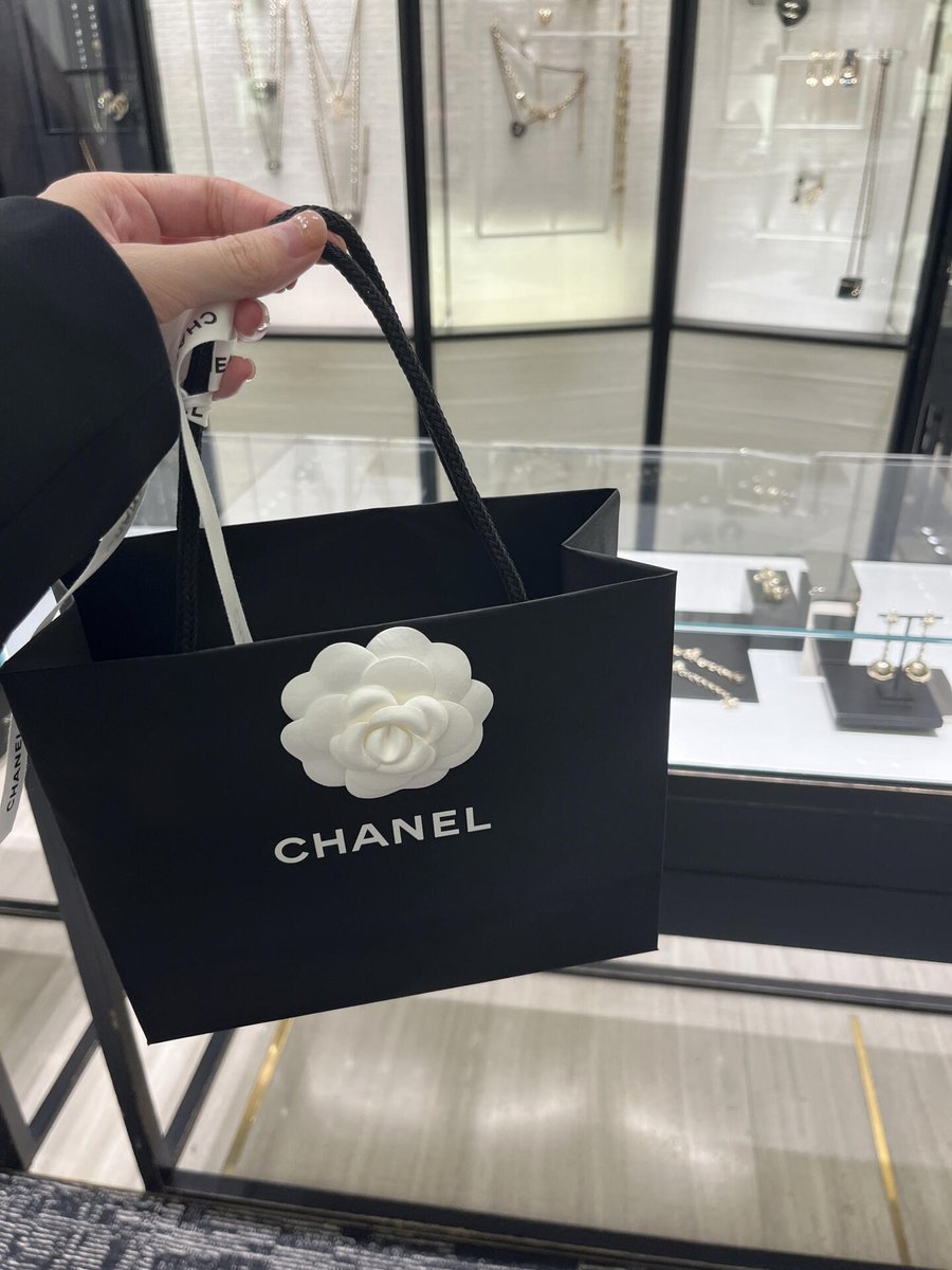 Let your earrings do the talking 🗣💫