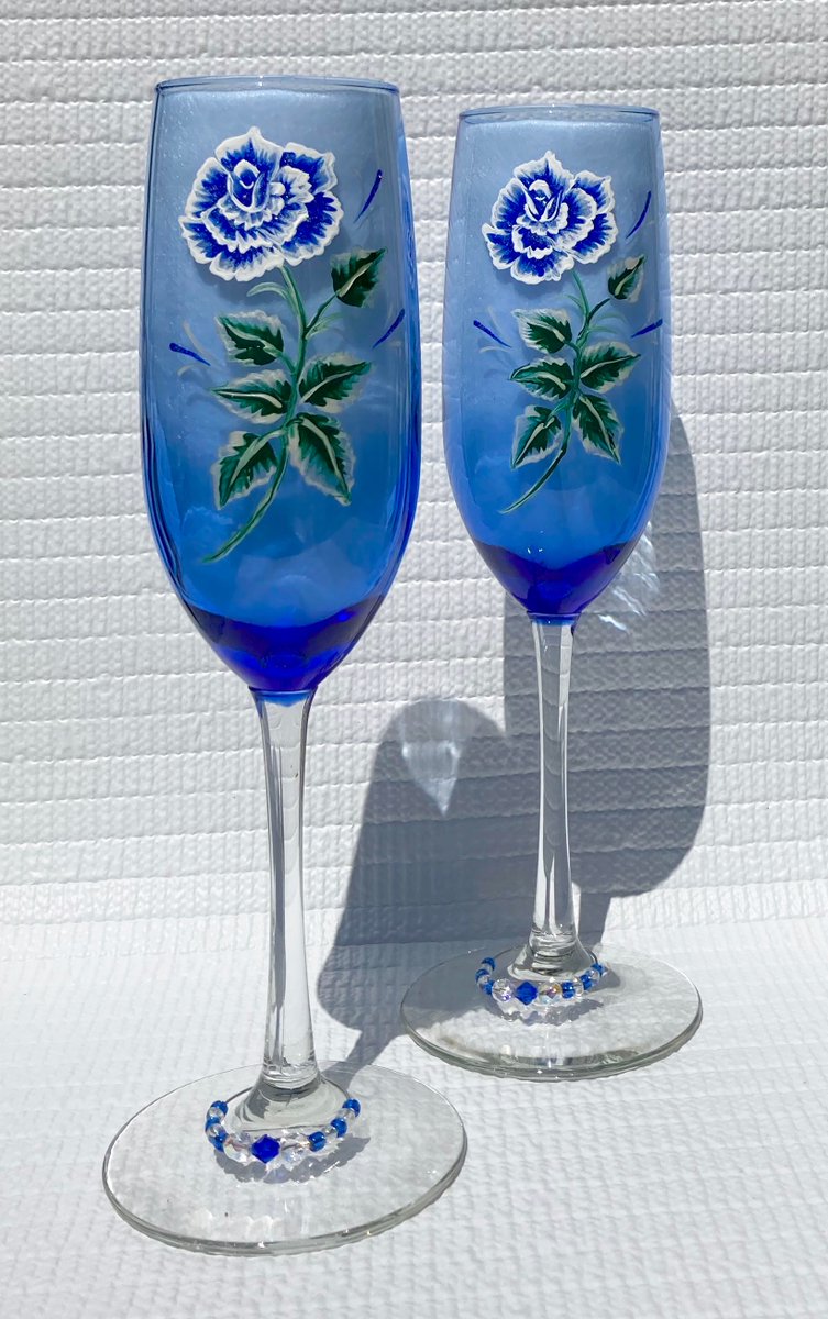 Check out these glasses etsy.com/listing/517212… #blueglasses #weddinggift #champagneglasses #SMILEtt23 #CraftBizParty #etsylove #etsyshop