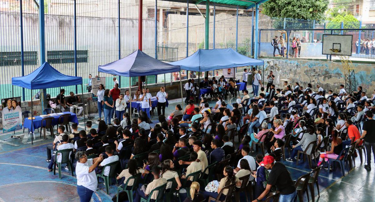 Estudiantes de la U.E.E Gran Mariscal de Ayacucho, fueron beneficiados con el programa Derecho a la Identidad, con tramitación de cédulas y partidas de nacimiento, además recibieron talleres de orientación vocacional para estudios universitarios 📚 #LasCallesSonDelPueblo