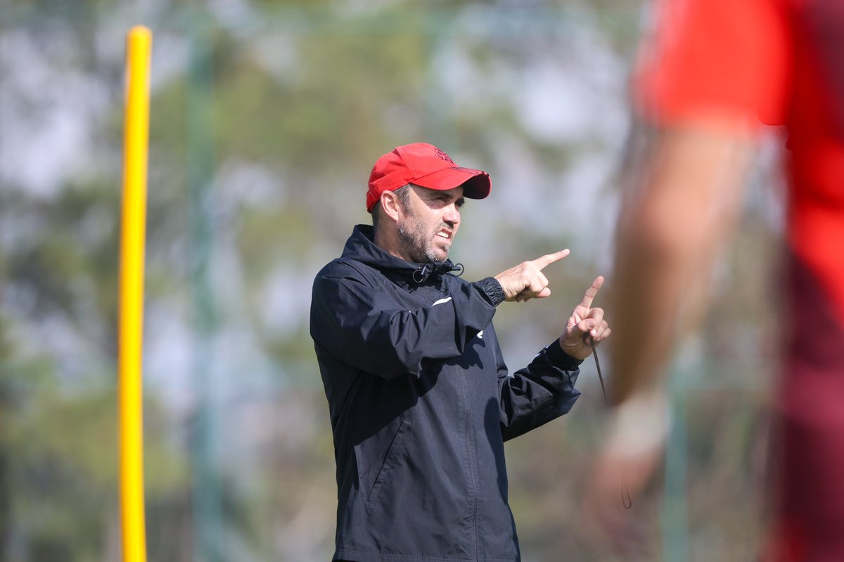 🇮🇩 Provável Inter para encarar o Belgrano: 

Rochet; Bustos, Vitão, Mercado e Renê; Fernando, Maurício, Wesley (Bruno Henrique), Alan Patrick; Borré e Valencia. 

Coudet deve optar por Fernando como primeiro volante, com T. Maia indo pro banco. 
<a href="/GuaibaEsporte/">Guaíba Esporte</a>
