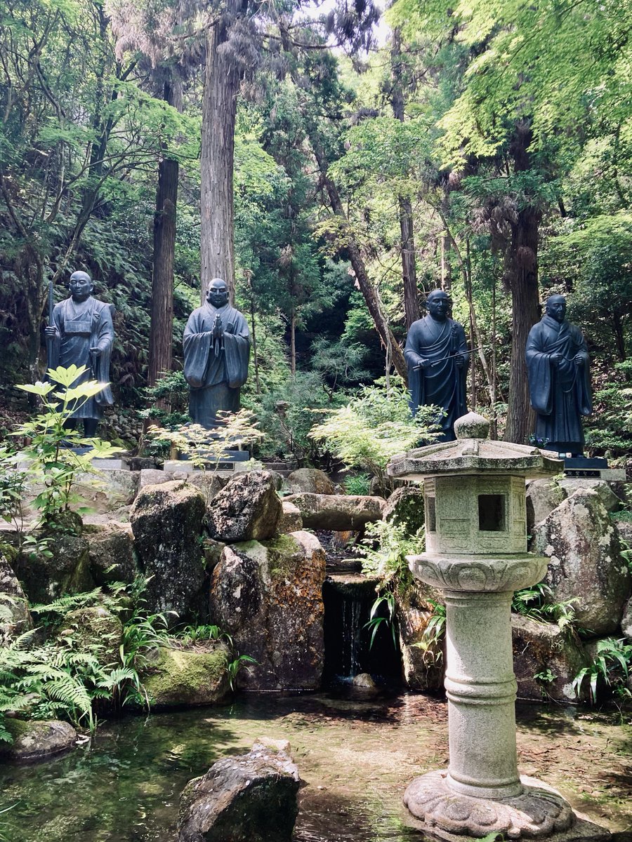 三瀧寺　広島市西区

緑深き森の中に 祖師の庭

親鸞聖人(浄土真宗)、道元禅師(曹洞宗)
日蓮上人(日蓮宗)、弘法大師空海(真言宗)

令和6年5月25日