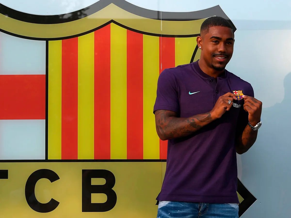 العهر الأخلاقي الذي يقدمه مالكوم غير جديد

فجماهير روما لم تنسى خيانته لهم بعد الاتفاق على الانتقال لهم من بوردو🇫🇷.. وحين كانت الجمهور ينتظره في روما

ذهب إلى برشلونة ووقع معهم🤯

لم يلعب مع برشلونه سوا ١٨ مباراة فقط

ثم تم رميه إلى الدوري الروسي

 #ايقاف_مالكوم_لجنه_الانضباط