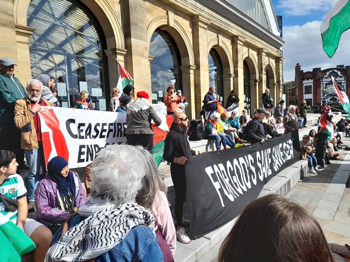 jeremykopite's tweet photo. Liverpool Monday rally to protest the latest atrocity attack on Rafah @PSCupdates @GMF_Palestine @bbcmerseyside @LivEchonews @LIndependents @BDSmovement @QudsNen @AJEnglish https://t.co/fClQX0Ho1K