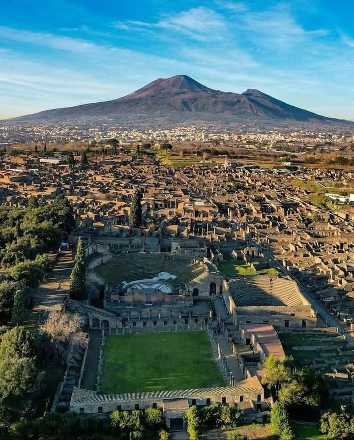 Gaia93712891's tweet photo. Alberto Angela: #Pompei è come uno scrigno di famiglia lasciatoci in eredità: ogni volta che lo apri, scopri un gioiello più bello di quello precedente, con la sua storia che è quella della nostra famiglia. Un racconto che ti trasporta, per magia, in un'epoca perduta. #Meraviglie https://t.co/9UarZOaCyx