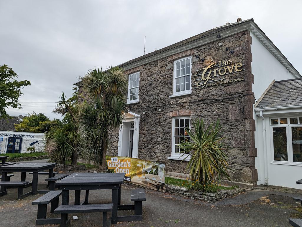 PubsCymru's tweet image. Peint da o #RevJames draw yn y @GroveStDavids 
Gwesty poblogaidd sy'n dyddio nôl i'r 1820au #TyDdewi #SirBenfro