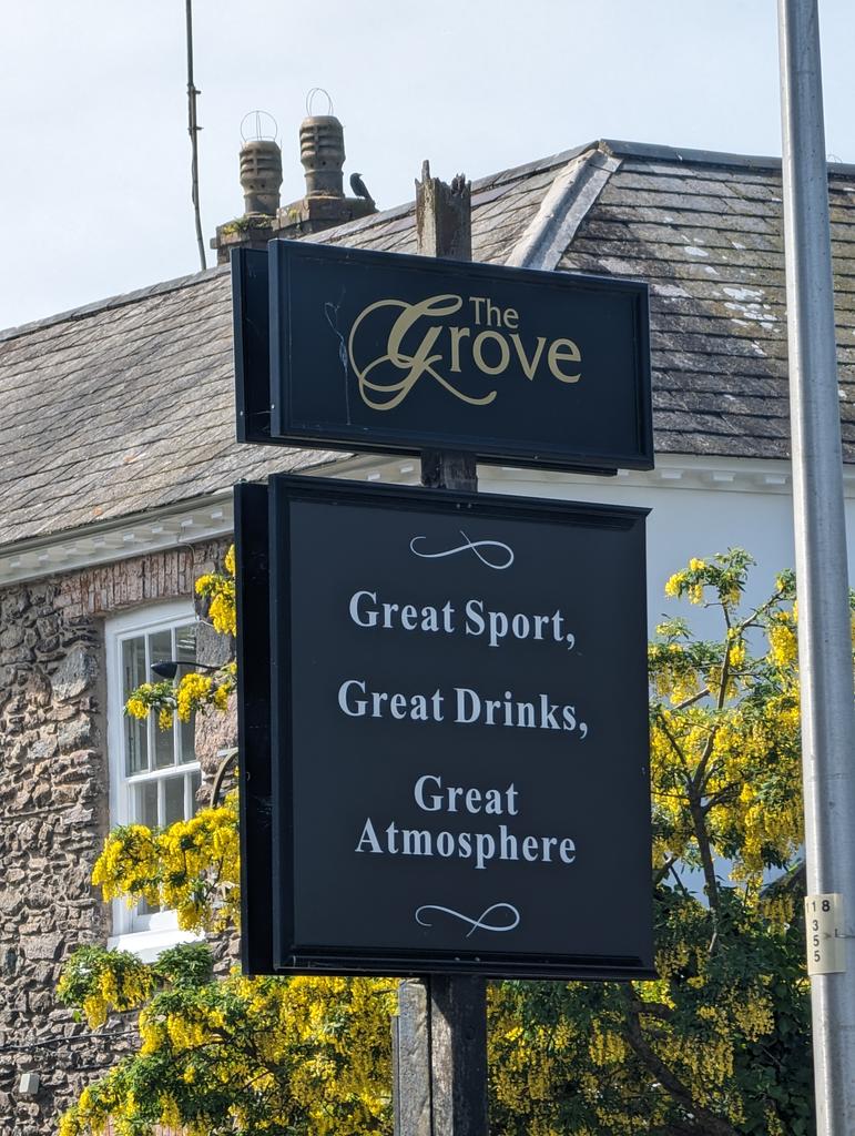 PubsCymru's tweet image. Peint da o #RevJames draw yn y @GroveStDavids 
Gwesty poblogaidd sy'n dyddio nôl i'r 1820au #TyDdewi #SirBenfro