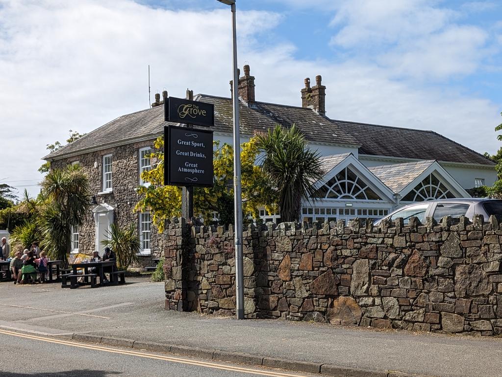 PubsCymru's tweet image. Peint da o #RevJames draw yn y @GroveStDavids 
Gwesty poblogaidd sy'n dyddio nôl i'r 1820au #TyDdewi #SirBenfro