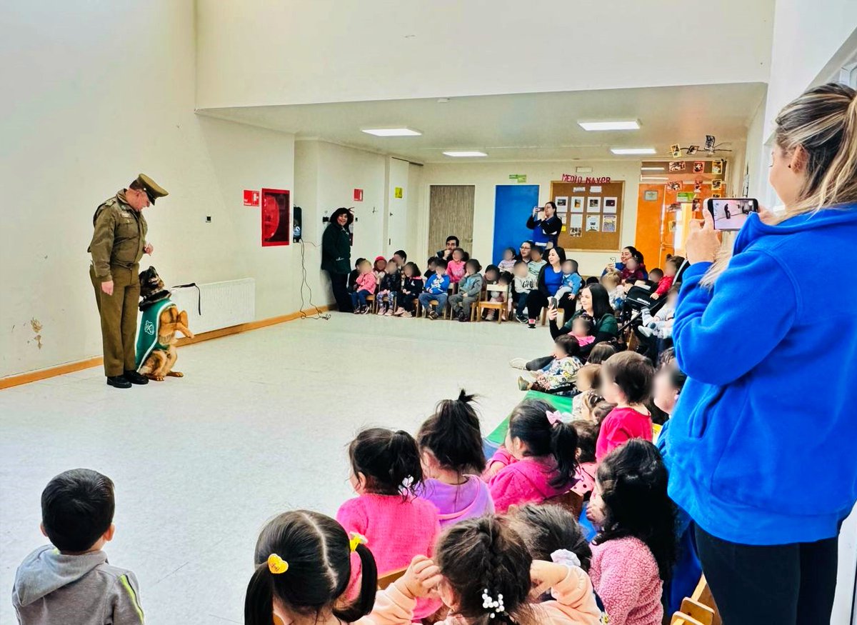 Carabineros de la Subcomisaría #Llanquihue junto a 🐕‍🦺de unidades territoriales y del OS-7, visitaron a niños y niñas del jardín infantil 'Gotitas de Laguna', celebrando la Semana de la Seguridad. #CarabinerosDeTodos