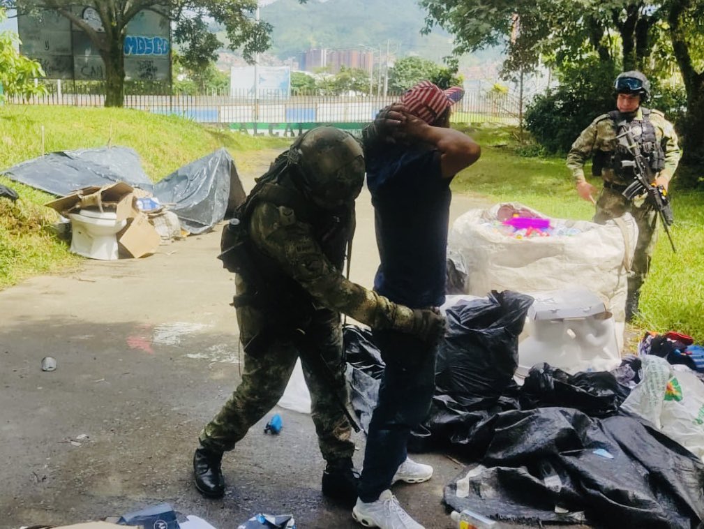 El Ejército Nacional ha apoyado de manera decidida la implementación de estrategias en pro de la seguridad en el territorio. 

Hemos trabajado articuladamente realizando actividades preventivas y disuasivas por el bienestar de los envigadeños. 

#EnvigadoVamosAdelante