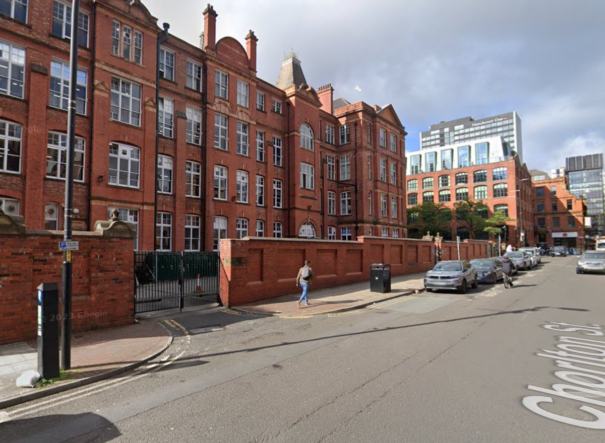 Corriepedia's tweet photo. Weatherfield Girls Grammar School, attended by Lucille Hewitt, was in reality the Manchester Central Grammar School for Girls on Whitworth Street. The building is still standing today, now the Shena Simon campus of the Manchester College #CorrieFilming #Manchester #NowandThen https://t.co/ABKlon2OCw