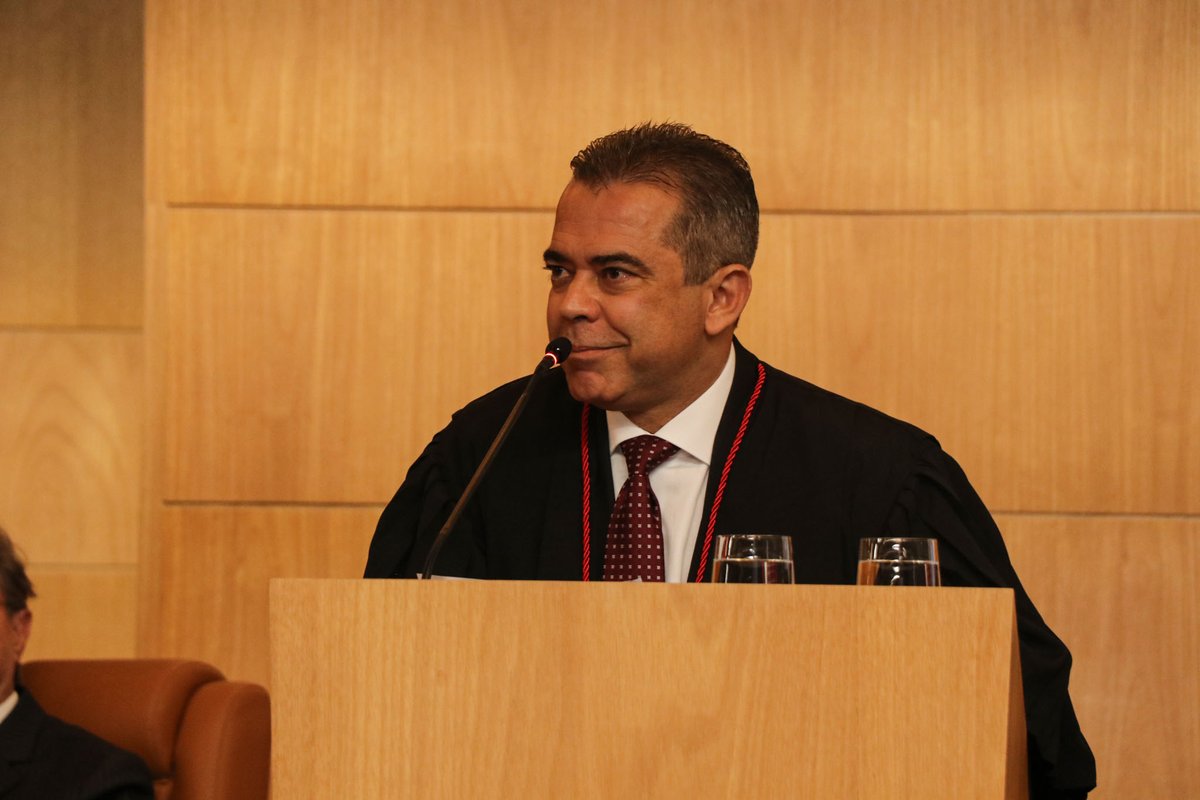 APMPPR's tweet photo. ✅ Maurício Cirino dos Santos é empossado no cargo de Procurador de Justiça do MPPR. 
🤝 A Presidente da APMP, Symara Motter, compôs a mesa de honra e o 1º Vice-Presidente, Fernando Mattos, também prestigiou o evento.

Saiba mais: https://t.co/acOK94nqVc https://t.co/zBDHquaxO5
