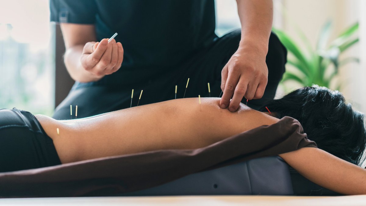 Could acupuncture, massage or medical cannabis help with cancer pain? Here’s what the science says 👉 bit.ly/3xfK2eq #breastcancer #complementarytherapy
