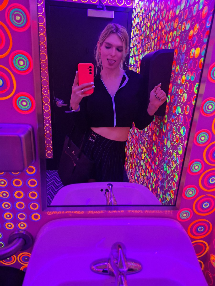 amy_mayxx's tweet photo. Hi! I'm Amy, it's so great to meet you! https://t.co/Dn1LcOOhPS