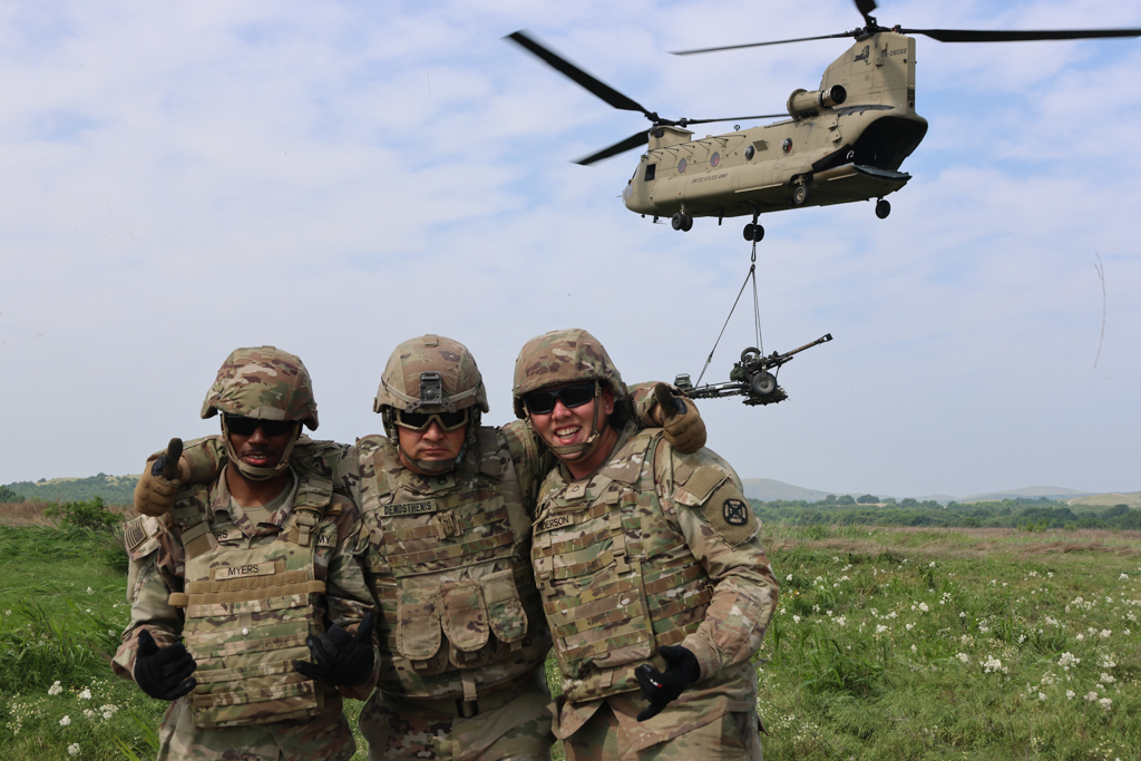 Soldiers from 428th FA BDE conducted an Air Assault Artillery Raid with two M119 Howitzers and two CH-47 helicopters. Trainees from B/1-78 learned to load and offload from the aircraft, while 2-2 practiced the slingload of the M119s.

#TeamSill #FiresStrong #BeAllYouCanBe