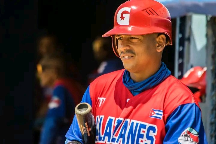 El granmense Raico Santos aparece como líder de los bateadores en la 63 Serie Nacional de #Béisbol ⚾🇨🇺 👉🏻Santos promedia para 418 (134-56) y aventaja al tunero Yosvani Alarcón Tardío (416 AVE) y al espirituano Yunier Mendoza Alfonzo (413 AVE) 📌Vía CMKX Radio Bayamo