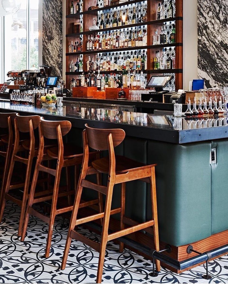 The cocktail corner at @bygeorgeatl provides a platform for effortless mingling in a trendy and sophisticated atmosphere.

Featured: Kravet Design's Gillian