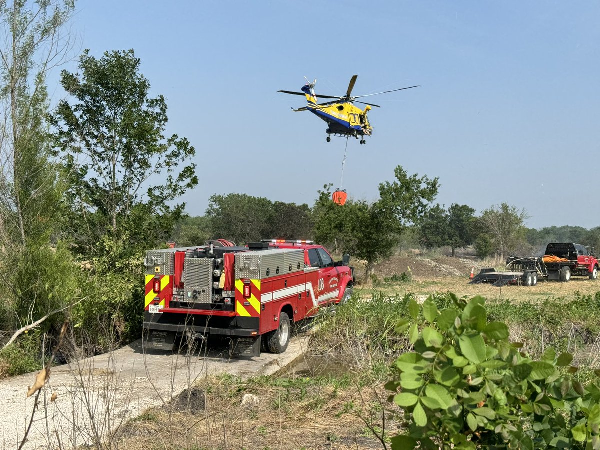 TCFR, AFD and StarFlight on scene of an approx 20 acre brush fire in southeast Travis County. Generally contained forward progress - working on the back side of the fire now. No threat to homes at this time. <a href="/austinfiredept/">Austin Fire Dept</a> <a href="/TravisCountyES/">Travis County Emergency Services</a>