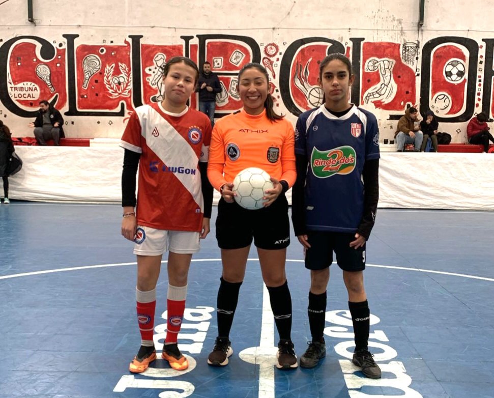 FutsalFemAAAJ's tweet photo. #AAAJ ¡Una fecha más en Tigre! ⚽️
Este domingo las inferiores de Argentinos visitaron a Glorias por la jornada N°10. 🫡
Estos fueron los resultados de las Bichas 👇
6ta. 0-1 ✅ (Agus Palacios)
5ta. 0-2 ❌
4ta. 0-0 🤝
3ra. 1-2 ✅ (Sol De Donatis, Mía Lindstedt)
#TodasUnidas 🐞 https://t.co/JOFqRwXYEX