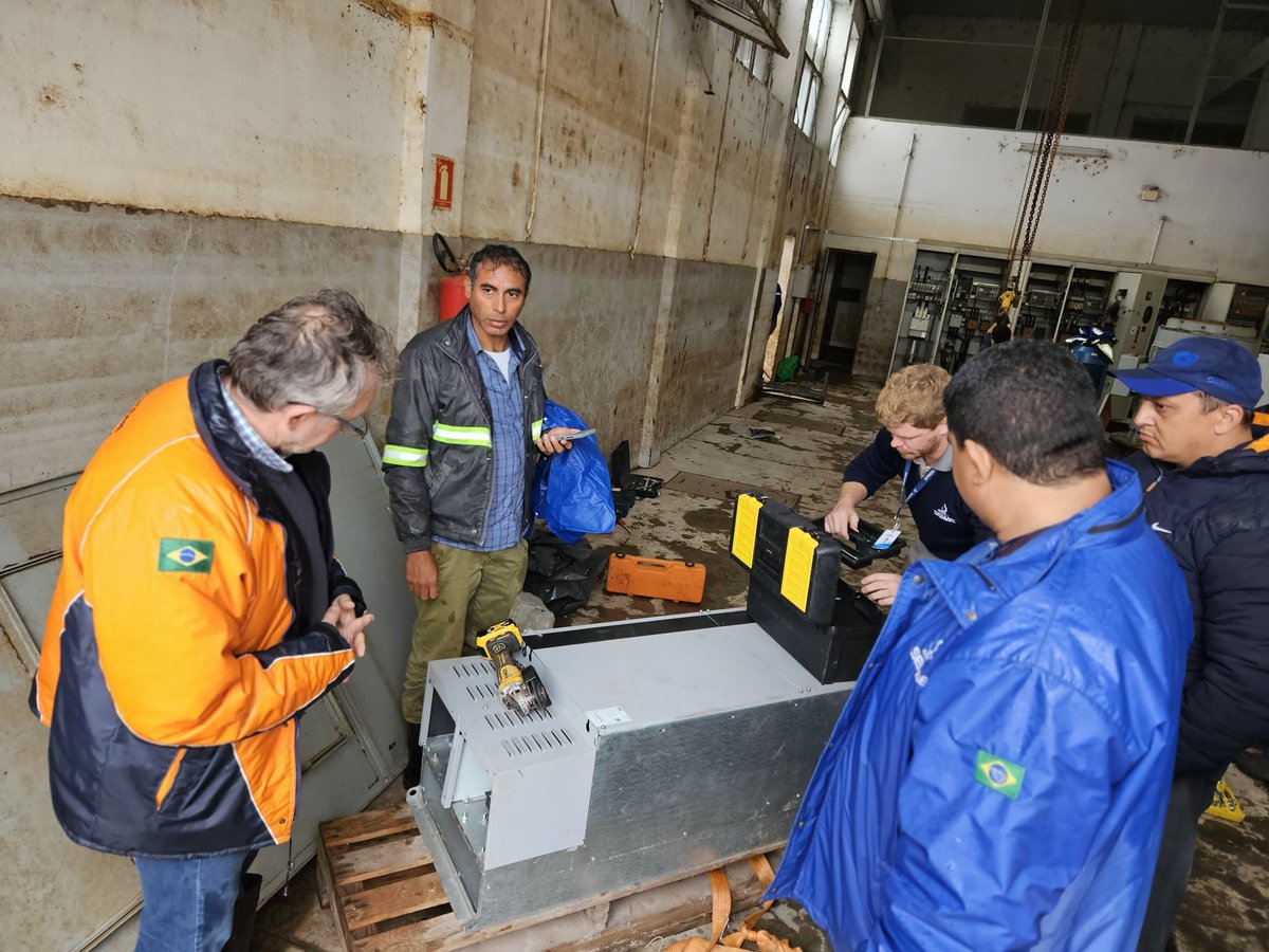 Bombas da Campina já não estão mais submersas. Conseguimos recuperar as bombas e hoje elas estão voltando a operar. Sao 3 em operação de volta, mais as que tinham e outra chegará até amanhã. Vamos conseguir drenar a água da enchente no bairro! Estamos trabalhando para isso. 🙏🏼✊🏽