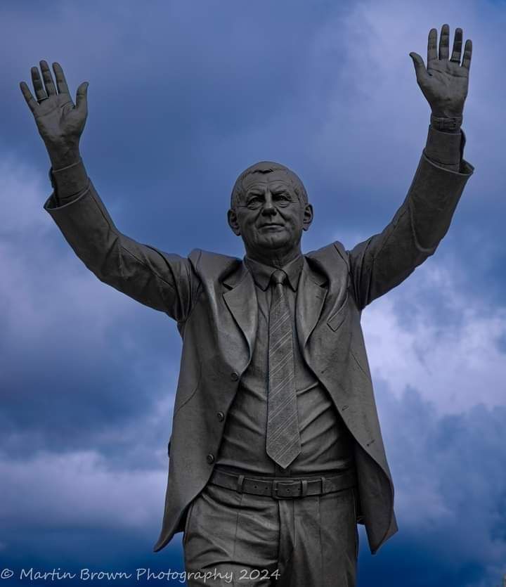 A closer look at Walter Smith's statue 💙