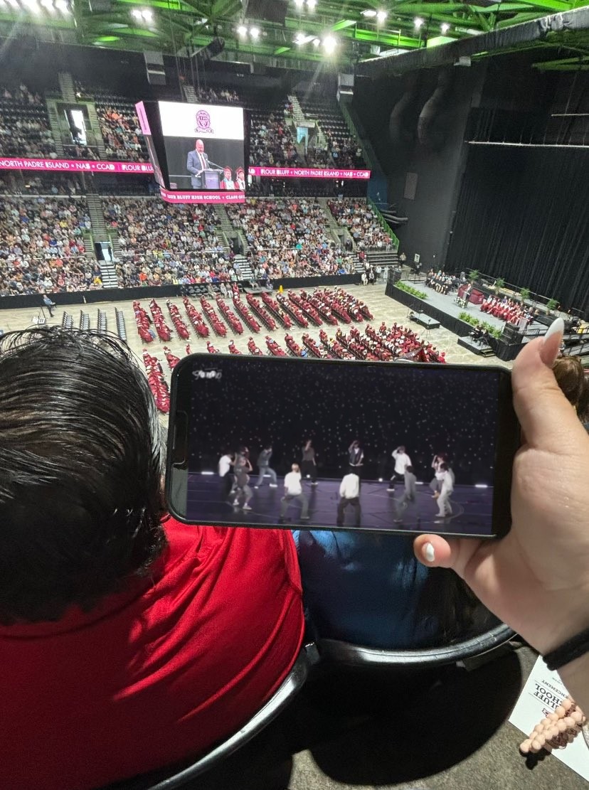 zozyjh's tweet image. Boring ass graduation