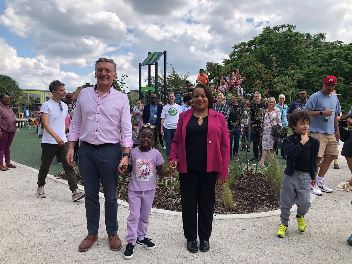 🌳 Local residents in New Cross celebrated the re-opening of Hatcham Gardens with a wonderful community day! ✂️ Mayor Brenda Dacres cut the ribbon on the newly transformed playground. Thanks to Peabody, residents and everybody involved! Read more: ow.ly/OlLI50RXaOA