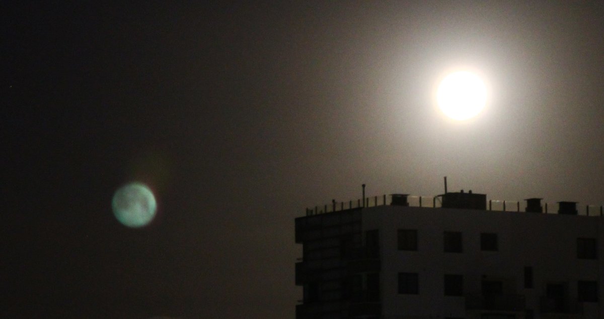 La Luna verdadera es la de la derecha. A la izquierda, un reflejo (flare) de la imagen real (rotada). En cual de las dos se ven más detalles de la cara de la Luna ? 🤔