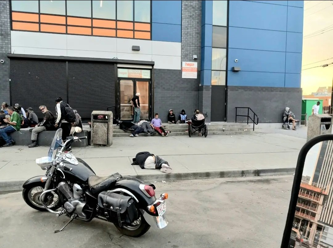 Just another day in paradise at Edmonton's Hope Mission Properties.
It's always like this 
Don't believe me?
You can park right in front of the door 
Look for yourself.
@DanWilliamsALTA 
@ABDanielleSmith 
@HopeMission 
#ableg #abpoli #ucp #yeg #yegdt #McCauley