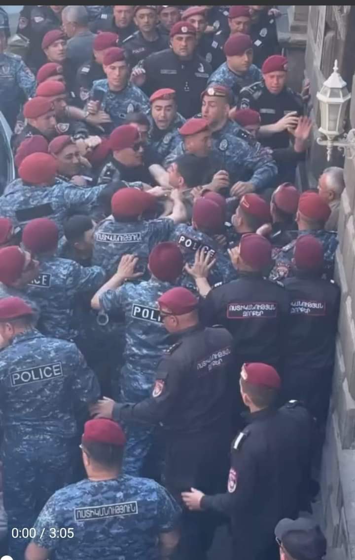 avaruza's tweet image. Այս մի լուսանկարից պարզ երևում է ներկայիս վարչախմբի «պերճանքն ու թշվառությունը»։ 🤦🤮😡
#Armenian #police #inhuman #brutality #violation #shame 
 #նզովյալներ