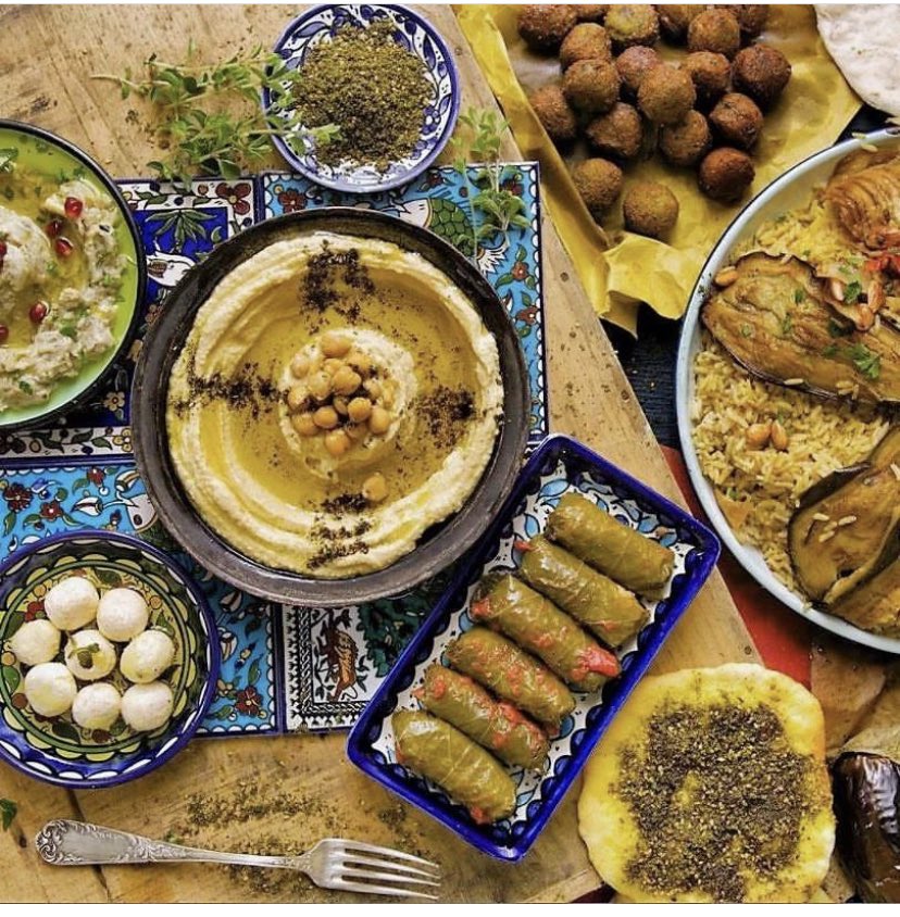 Eu_femismo's tweet image. Hace unos meses Petro repatrió a una familia colombopalestina que se estableció en el Atlántico y desde entonces buscan subsistir y ahorrar lo suficiente para comprar una casa. Para ello impulsan esta iniciativa gastronómica. Hacen envíos en Barranquilla 📲 3128510660. Apóyenles!