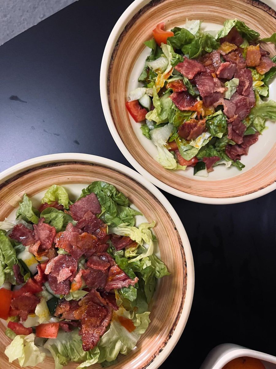 aqizainon95's tweet image. Last week husband i tiba2 “yang i nak diet &amp;amp; nak buat badan balik” rindu 6 pax i . Haha

And  i “imma doing a good job at cooks” sebab 6 pax hilang lepas kawin dgn aku. Haha

Of course i fully support him and be his fav dietition. He manage to lose 1.5kg in a week.