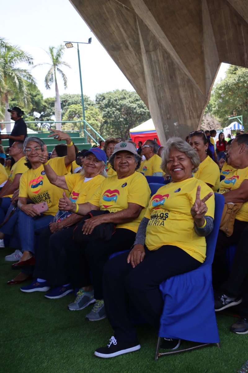 Alcaldesa @gestionperfecta en el parque Alí Primera realizo Plenaria Estadal de Caracas, con la participación de la Vicepresidenta @delcyrodriguezv y un contacto especial con el Pdte @NicolasMaduro, quien saludó a las abuelas y abuelos. #LasCallesSonDelPueblo #sergetti #perletti